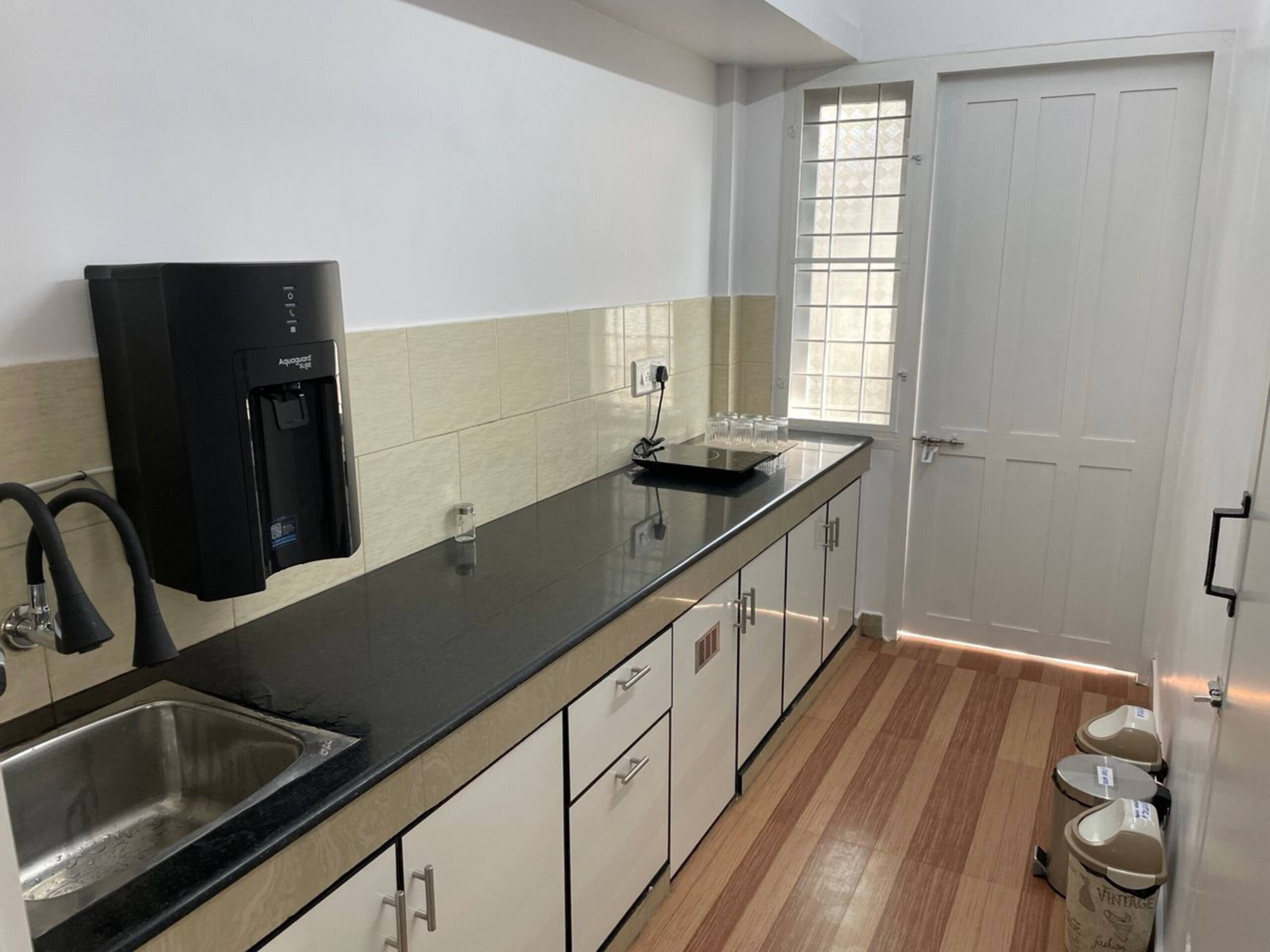Urban Loft 1BHK 102 10 min to Lulu w/ greenery 8