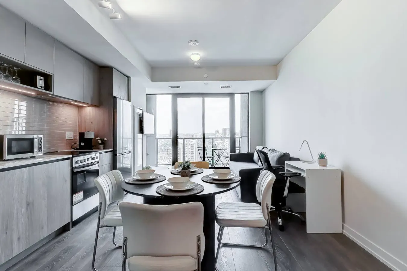 Urban Chic 1BR + Den Gym Netflix 1