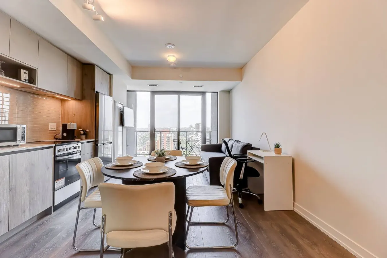 Urban Chic 1BR + Den Gym Netflix 9