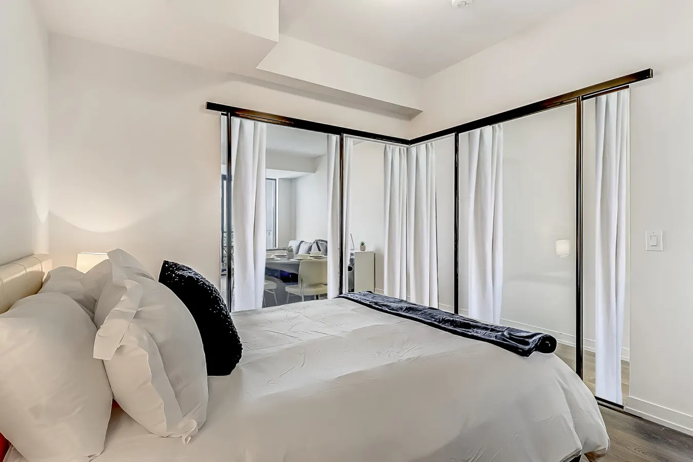 Urban Chic 1BR + Den Gym Netflix 11