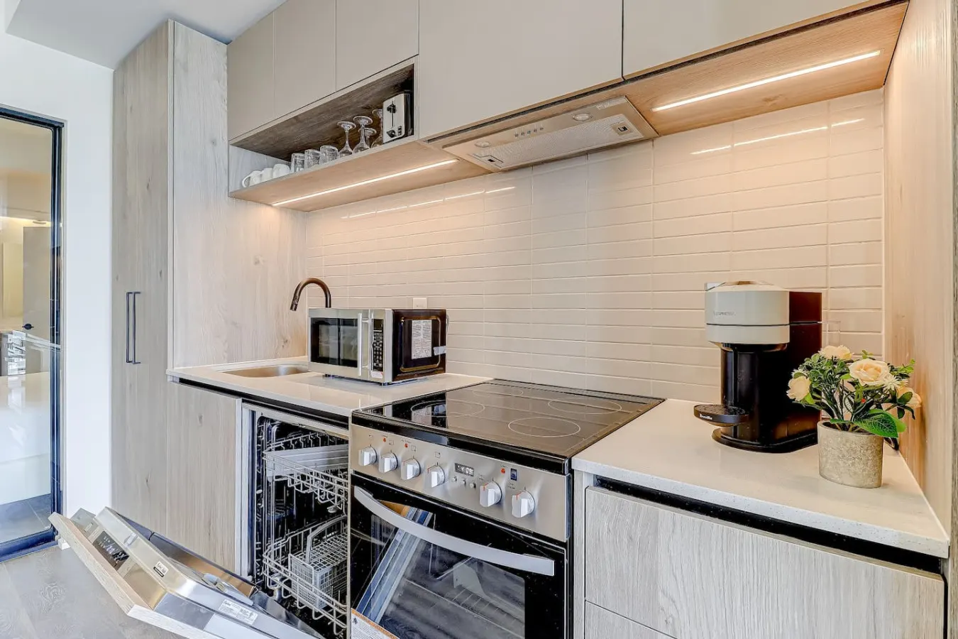 Urban Chic 1BR + Den Gym Netflix 12