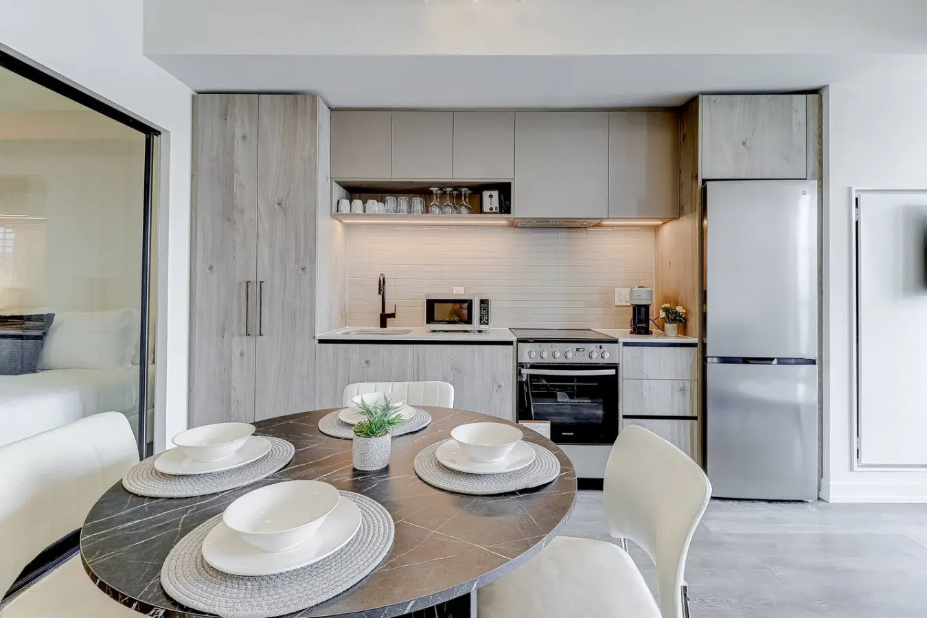 Urban Chic 1BR + Den Gym Netflix 13