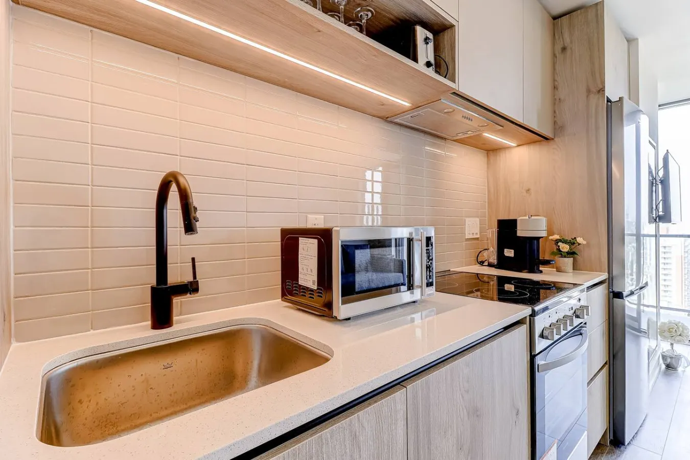 Urban Chic 1BR + Den Gym Netflix 14