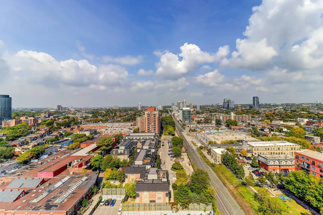 Urban Chic 1BR + Den Gym Netflix 17