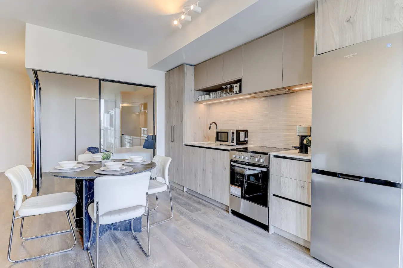 Urban Chic 1BR + Den Gym Netflix 19