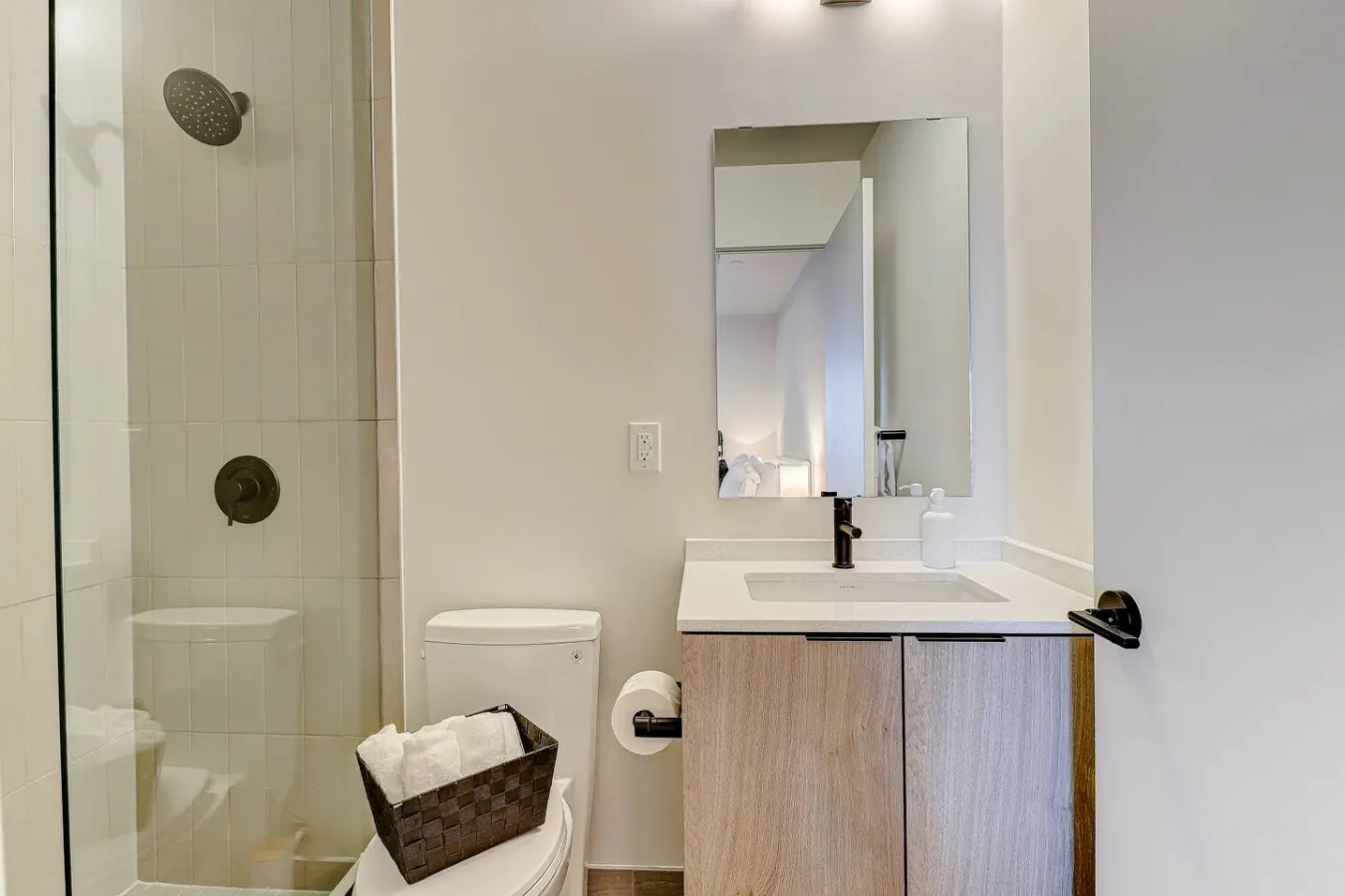 Urban Chic 1BR + Den Gym Netflix 20