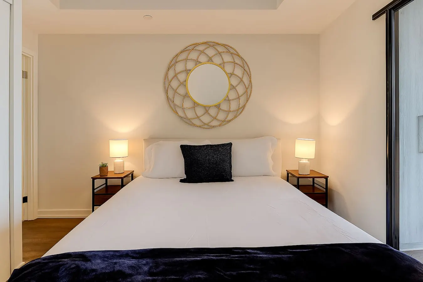 Urban Chic 1BR + Den Gym Netflix 3