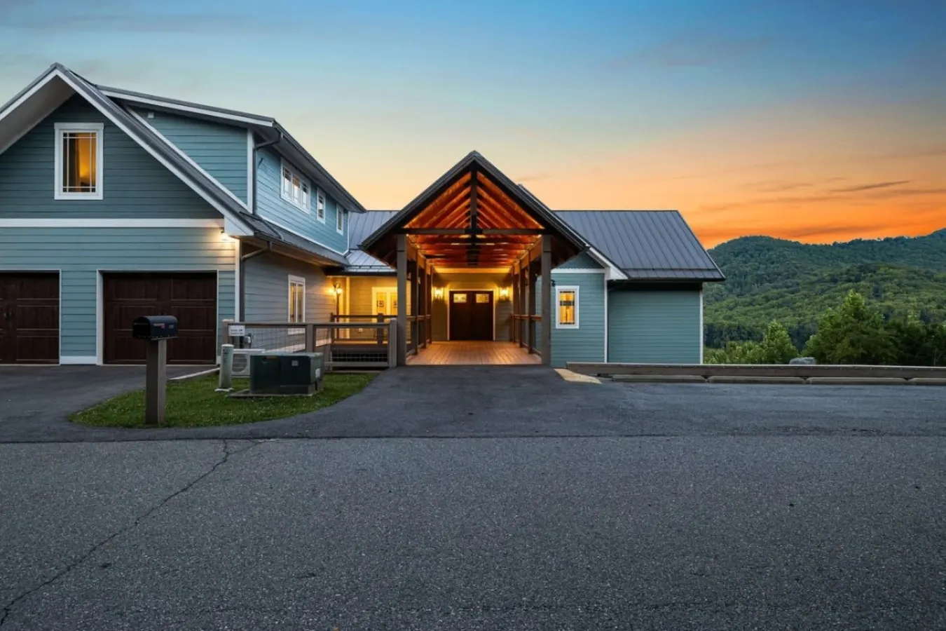 Massive Mountain Retreat 12 Mi to Asheville 14