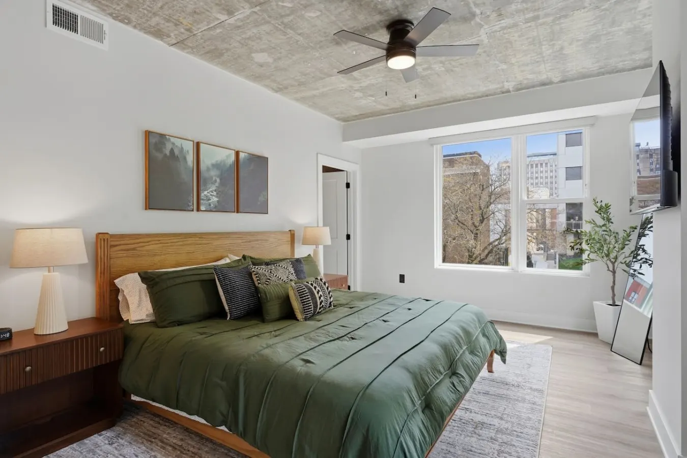 Summit Hill Stay | King Suite | Free Parking — photo 3