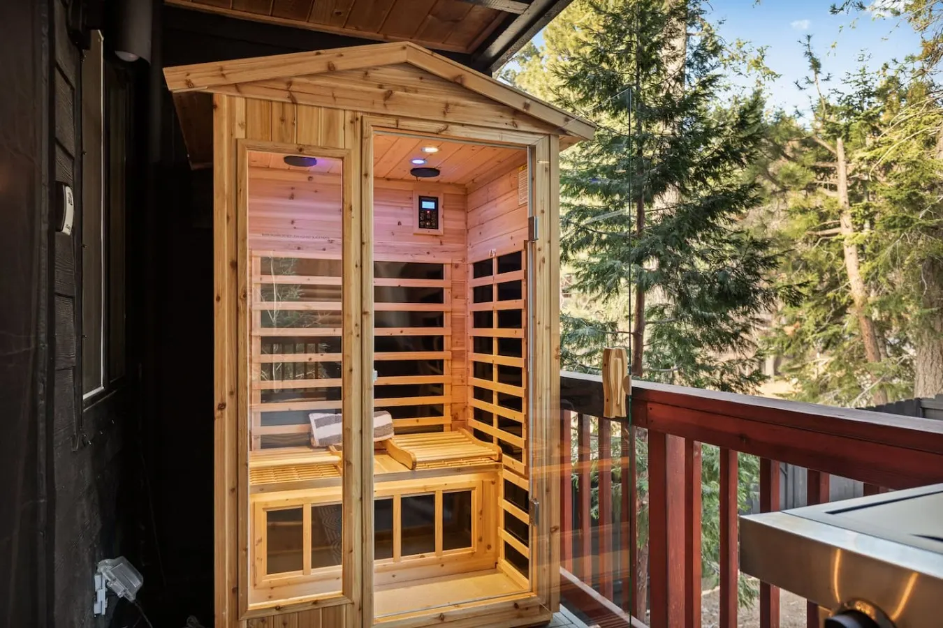 A-Frame Point Game Room, Movie Theater & Sauna 5