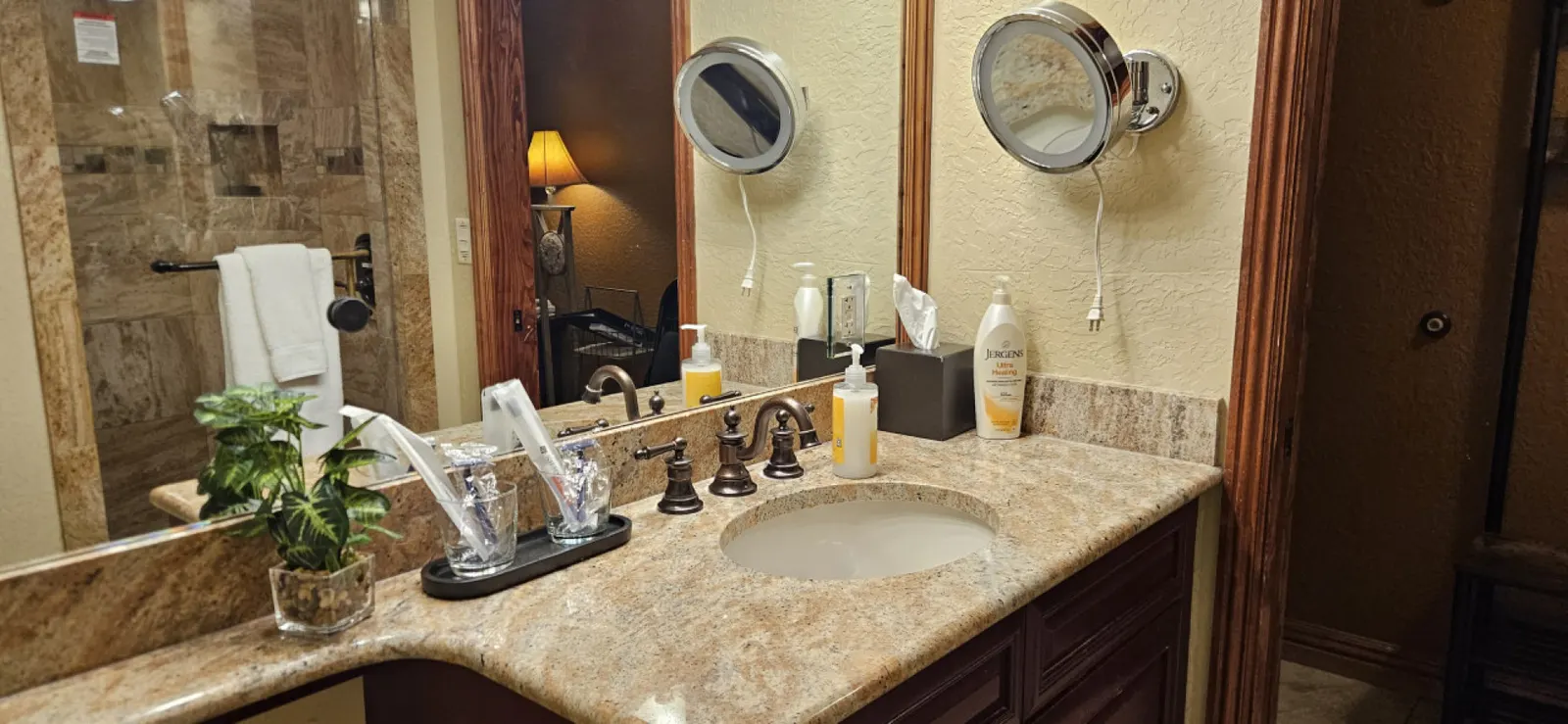 Ski in and Ski-out, Canyons, Westgate, King, Hot tub, Free Brkfst, 3918 19