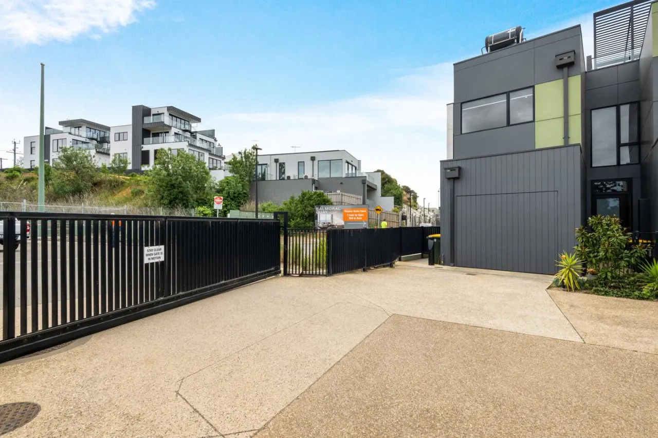Short & Long stays 3 BR Townhouse w/ Garage 14