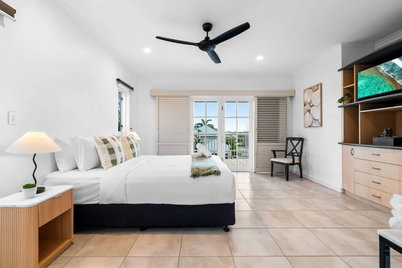 Cullen Bay Retreat Pool, Balcony & Marina Stroll 9