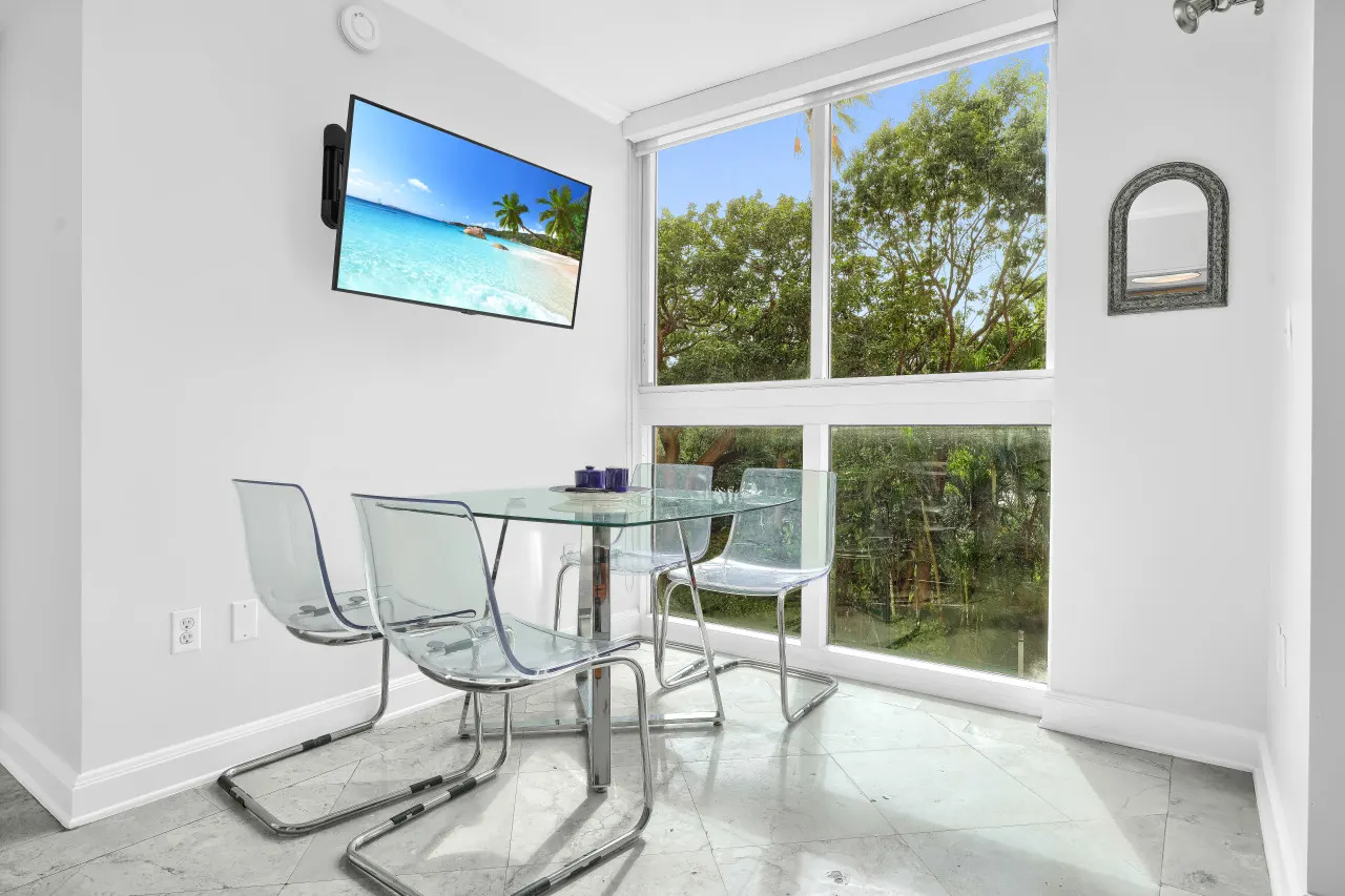 SF Sunny Getaway + Pool & Parking 10