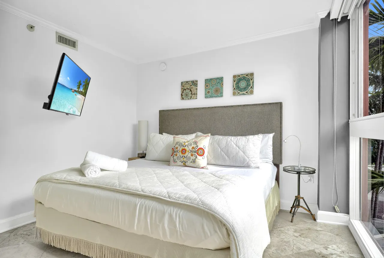 SF Sunny Getaway + Pool & Parking 16