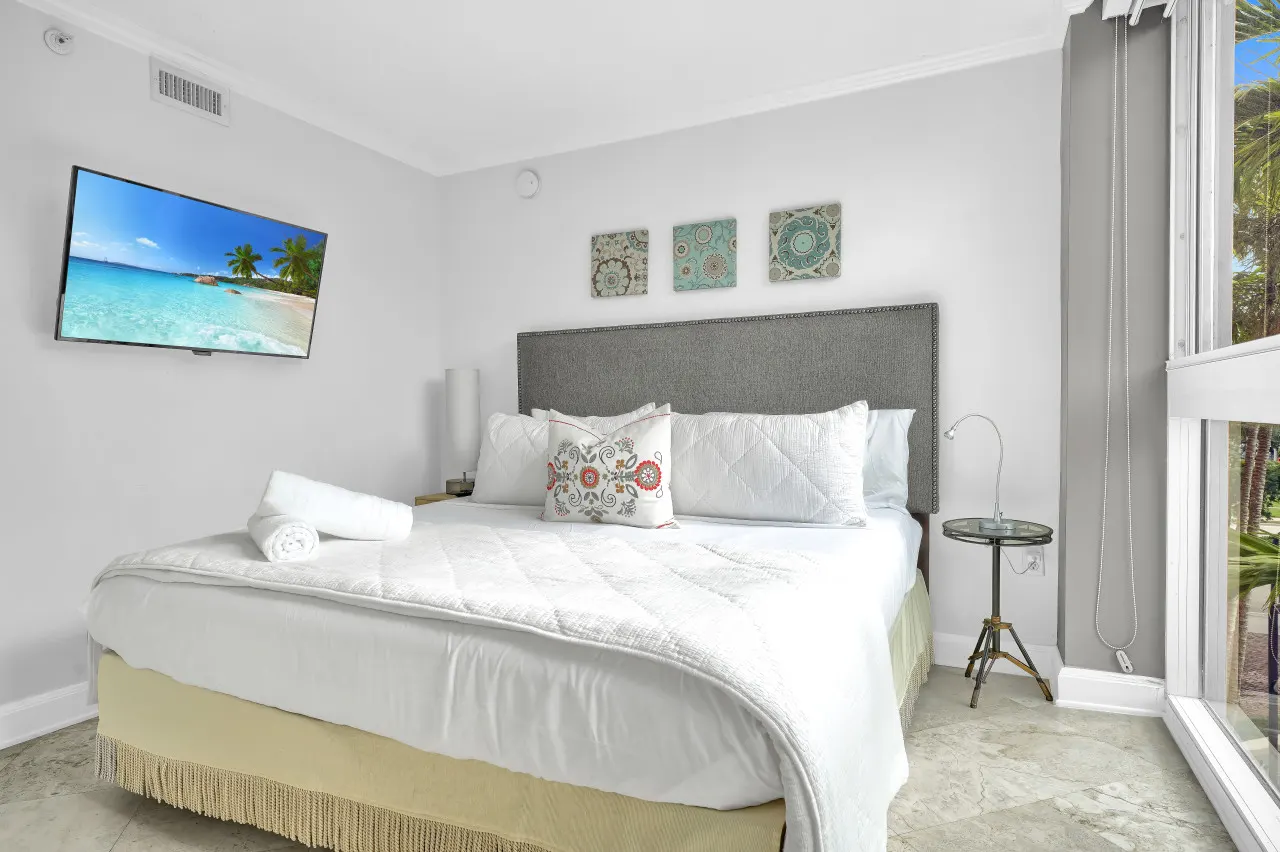 SF Sunny Getaway + Pool & Parking 18