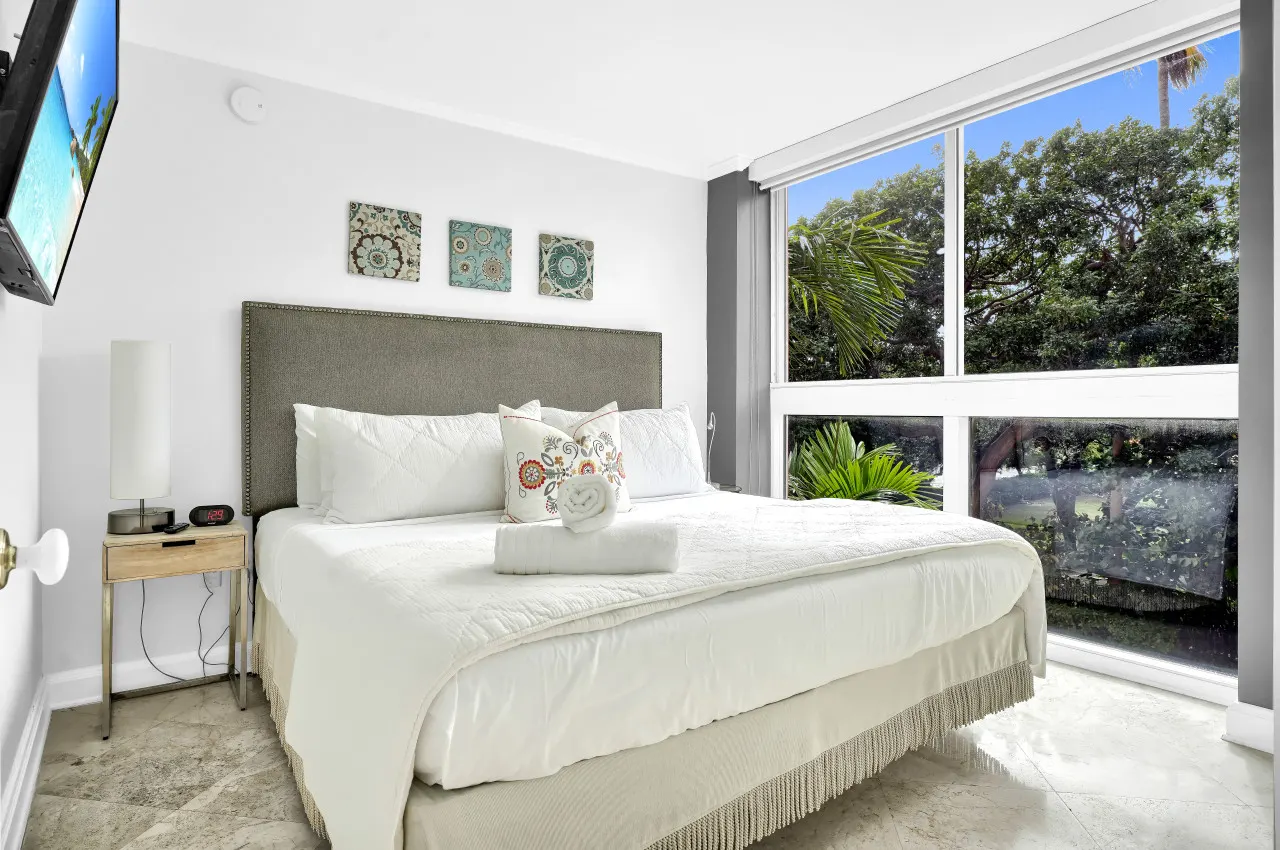 SF Sunny Getaway + Pool & Parking 4