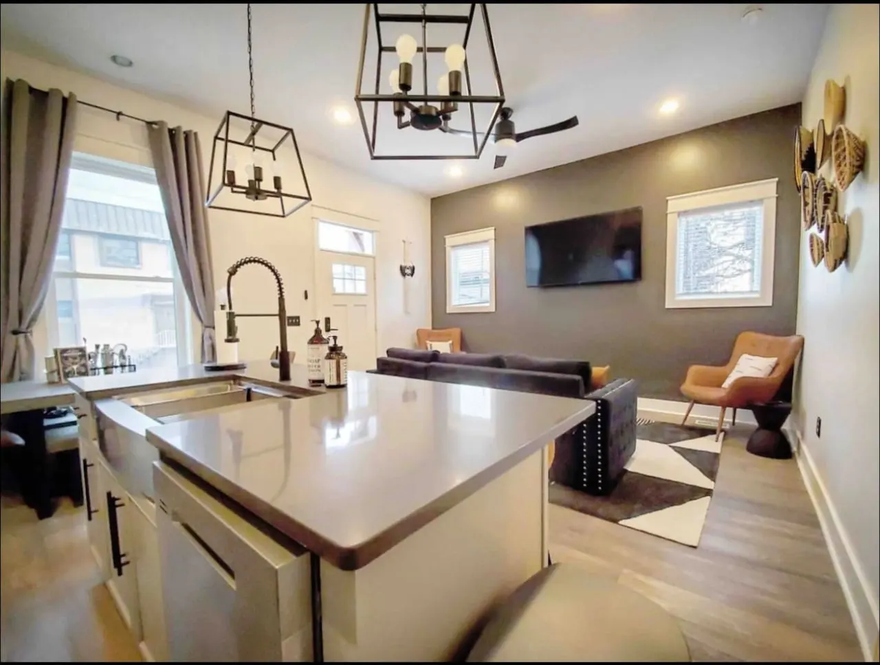 Historic Calvary Located in Downtown Upscale Fletcher Place Neighborhood 4