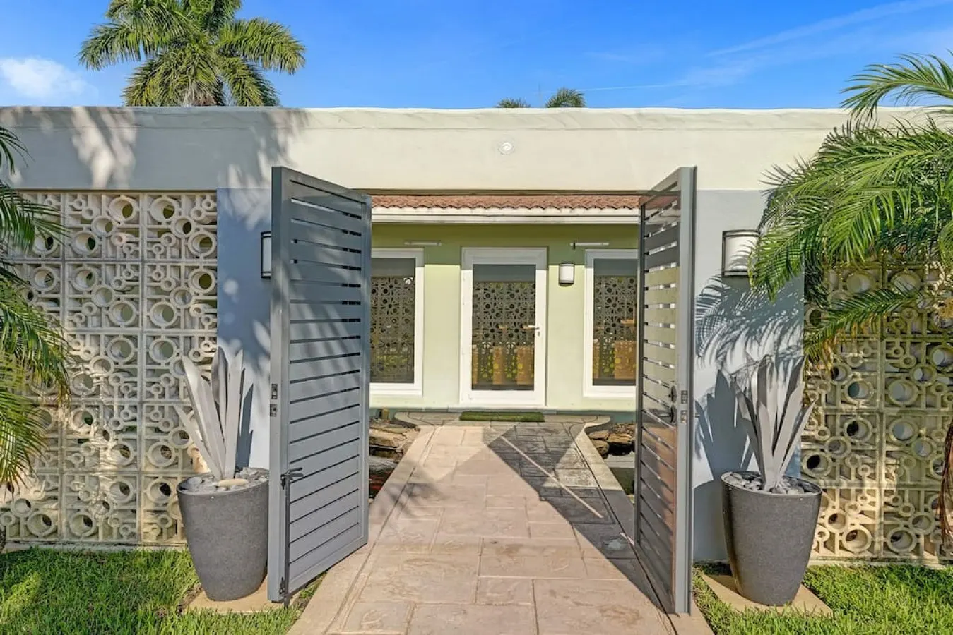 Waterfront Serenity Heated Pool & BBQ Koi Pond Monthly Stay 6
