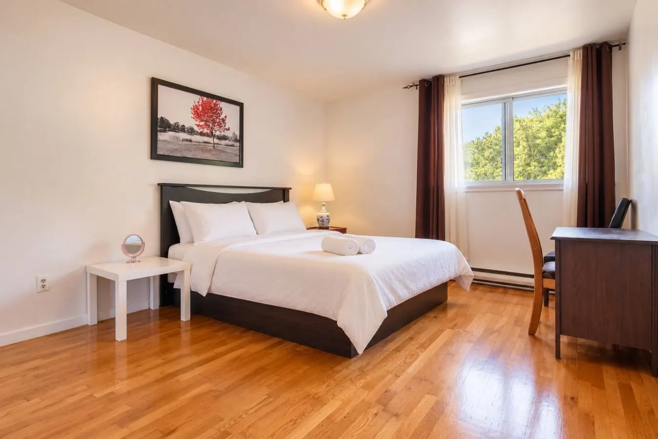 Spacious 3BR Free Parking Close to Montreal 10