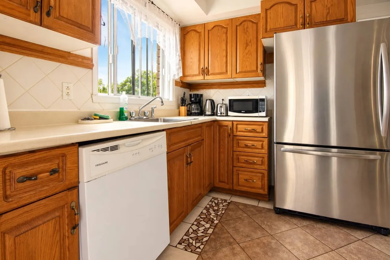 Spacious 3BR Free Parking Close to Montreal 3