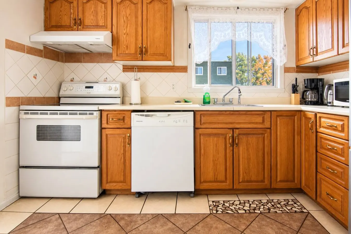 Spacious 3BR Free Parking Close to Montreal 4