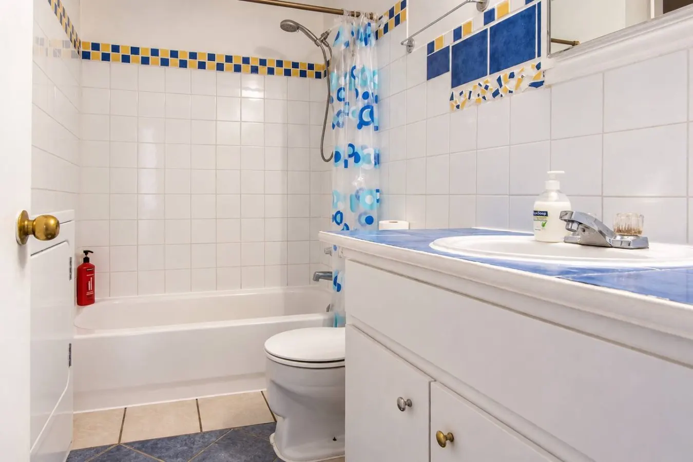 Spacious 3BR Free Parking Close to Montreal 6