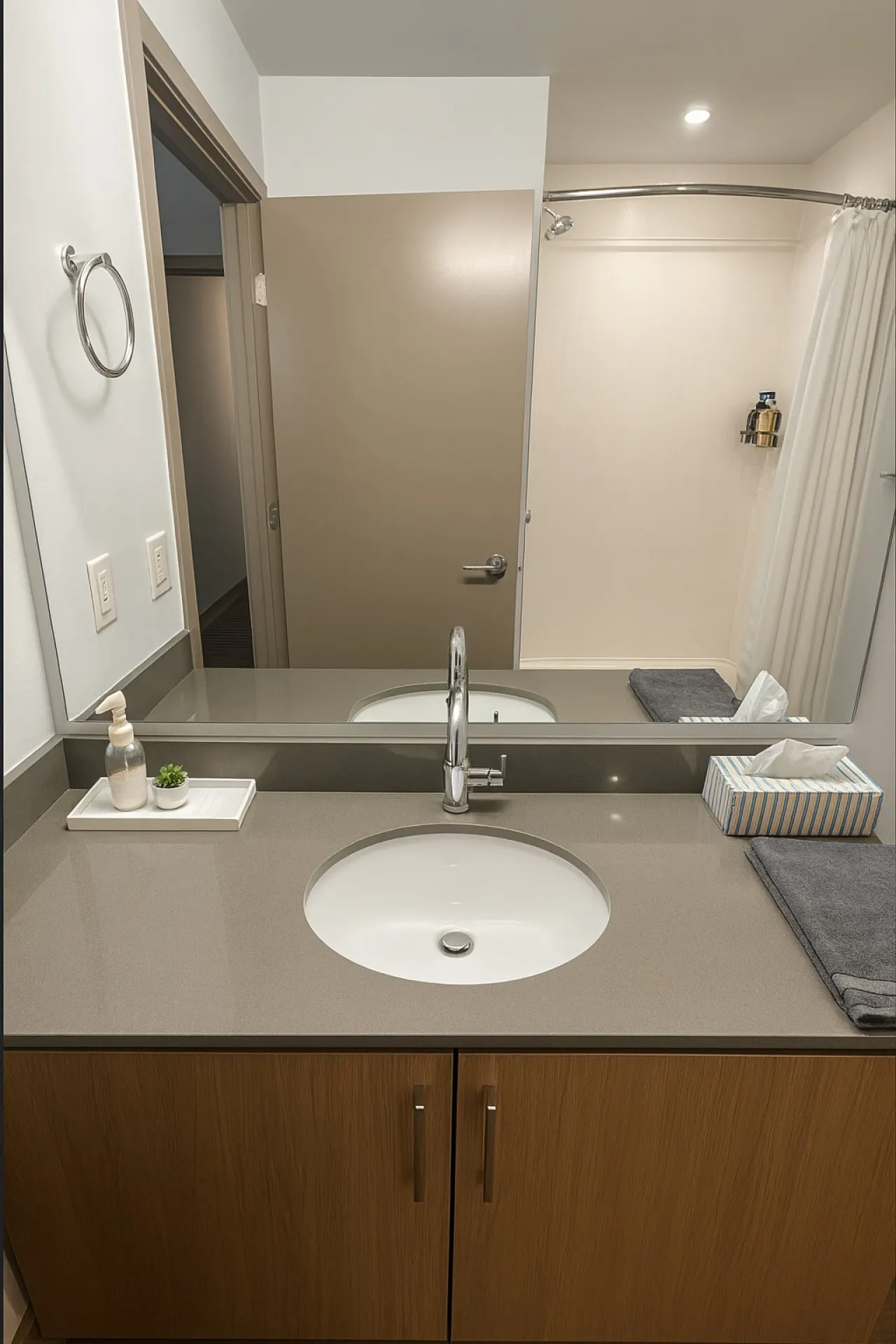 The Downtown Gem Modern Luxe Escape 8A 18