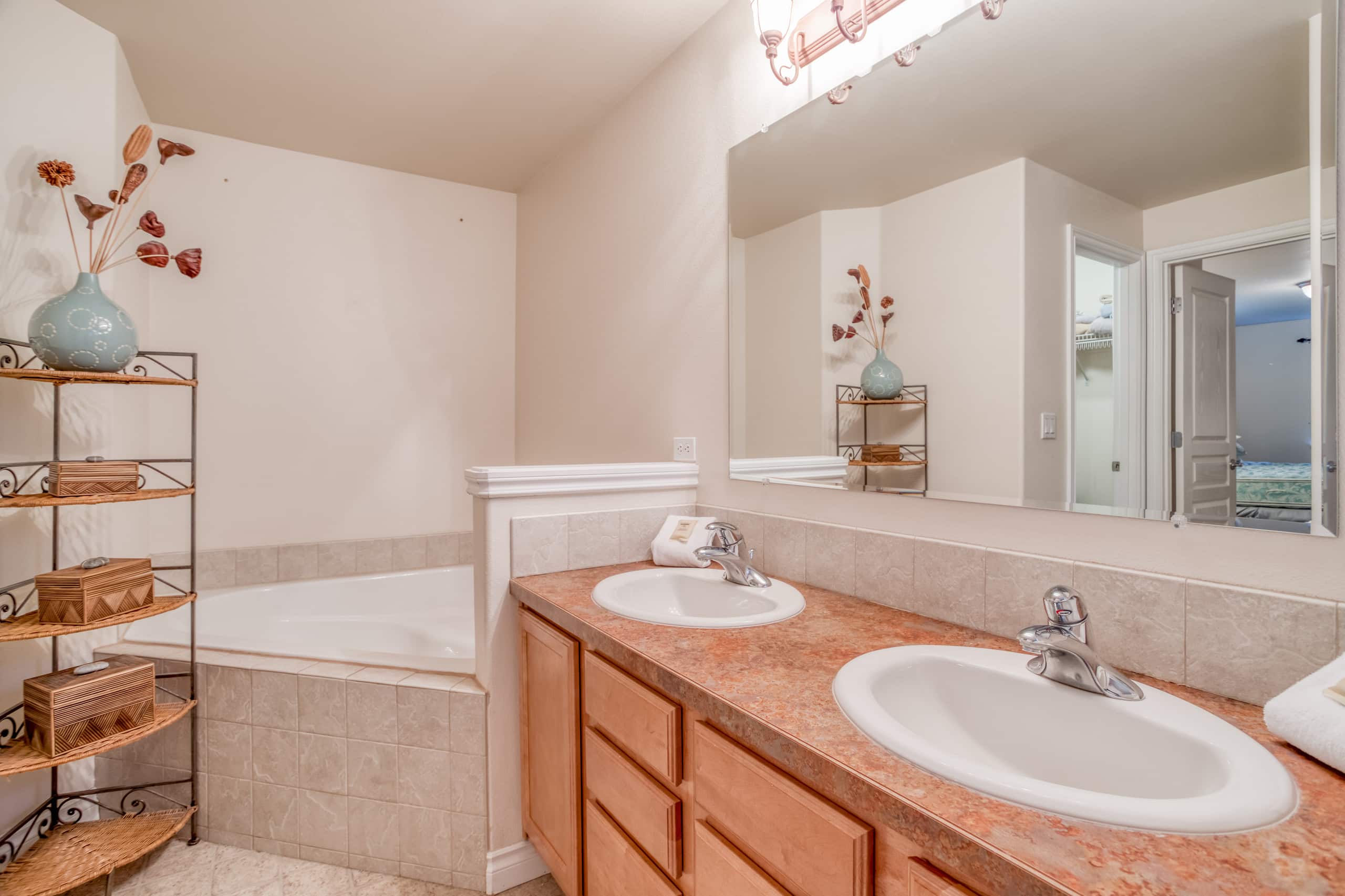 The Osprey-Hot Tub-Fenced Yard-Patio-Golf Nearby 17
