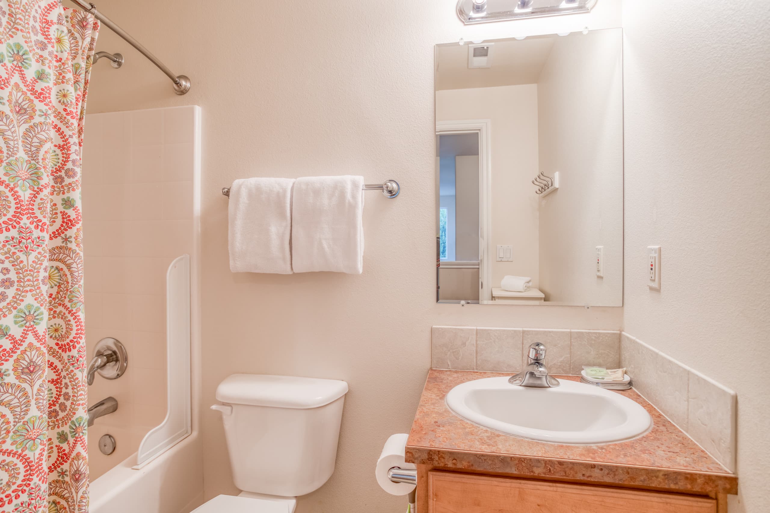 The Osprey-Hot Tub-Fenced Yard-Patio-Golf Nearby 24