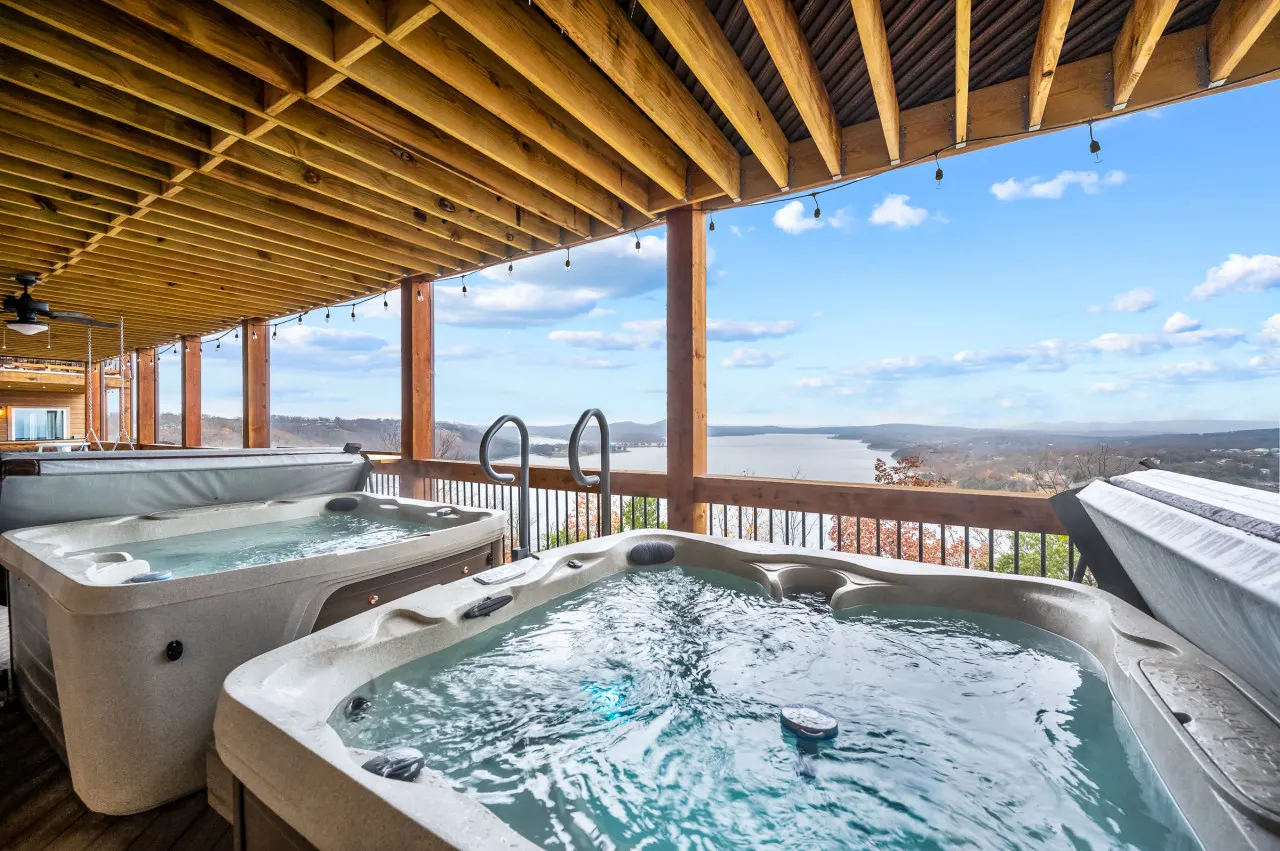 Slide 'n' Bounce Lodge: Hot Tubs, Sleeps 36 2