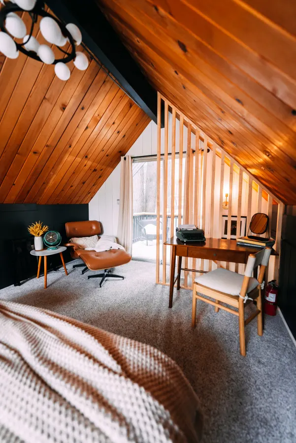 The Lightfoot Cabin Mid-Century Cabin Perfect for Romantic Getaway 14