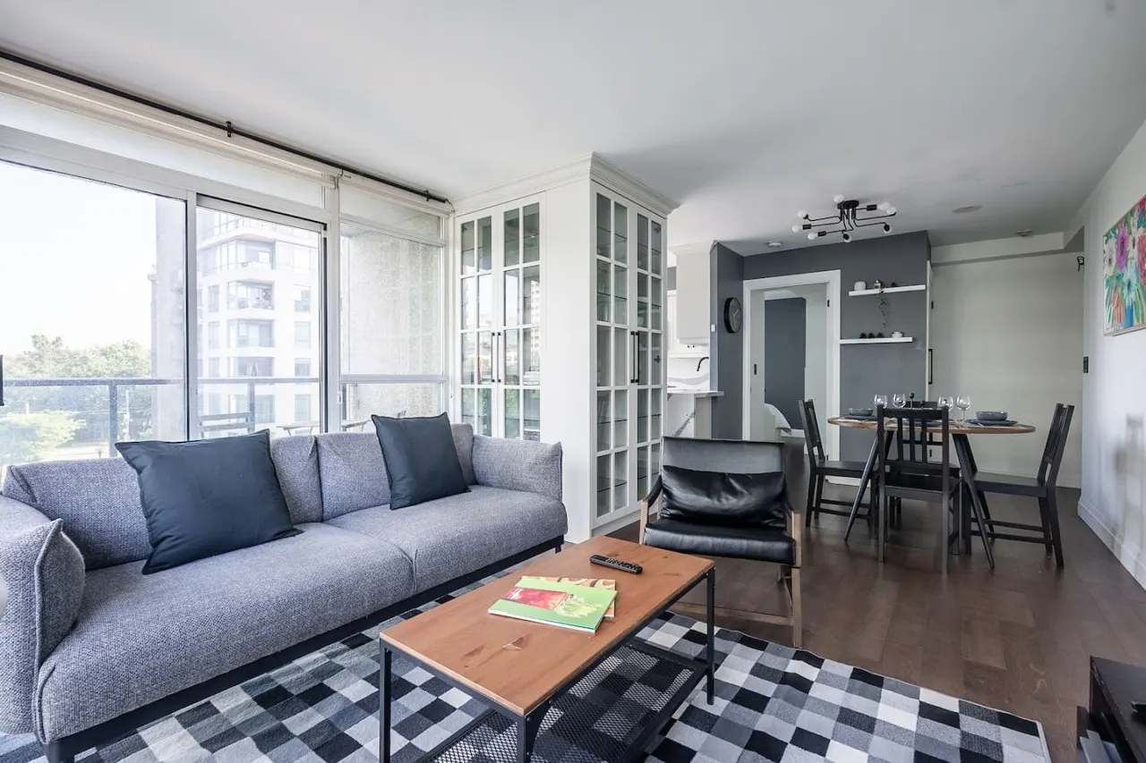 Well-Designed 2BR/2BA Near Waterfront Parking 9