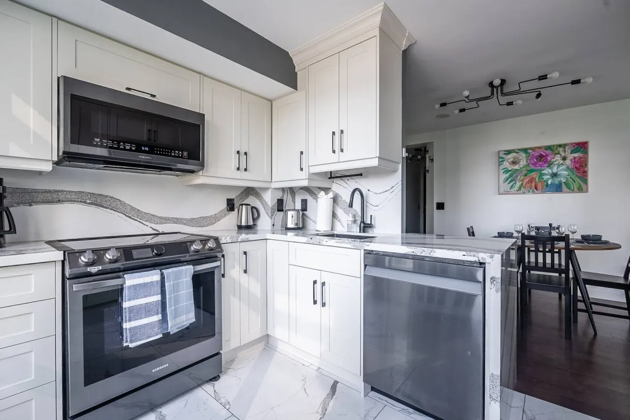 Well-Designed 2BR/2BA Near Waterfront Parking 15