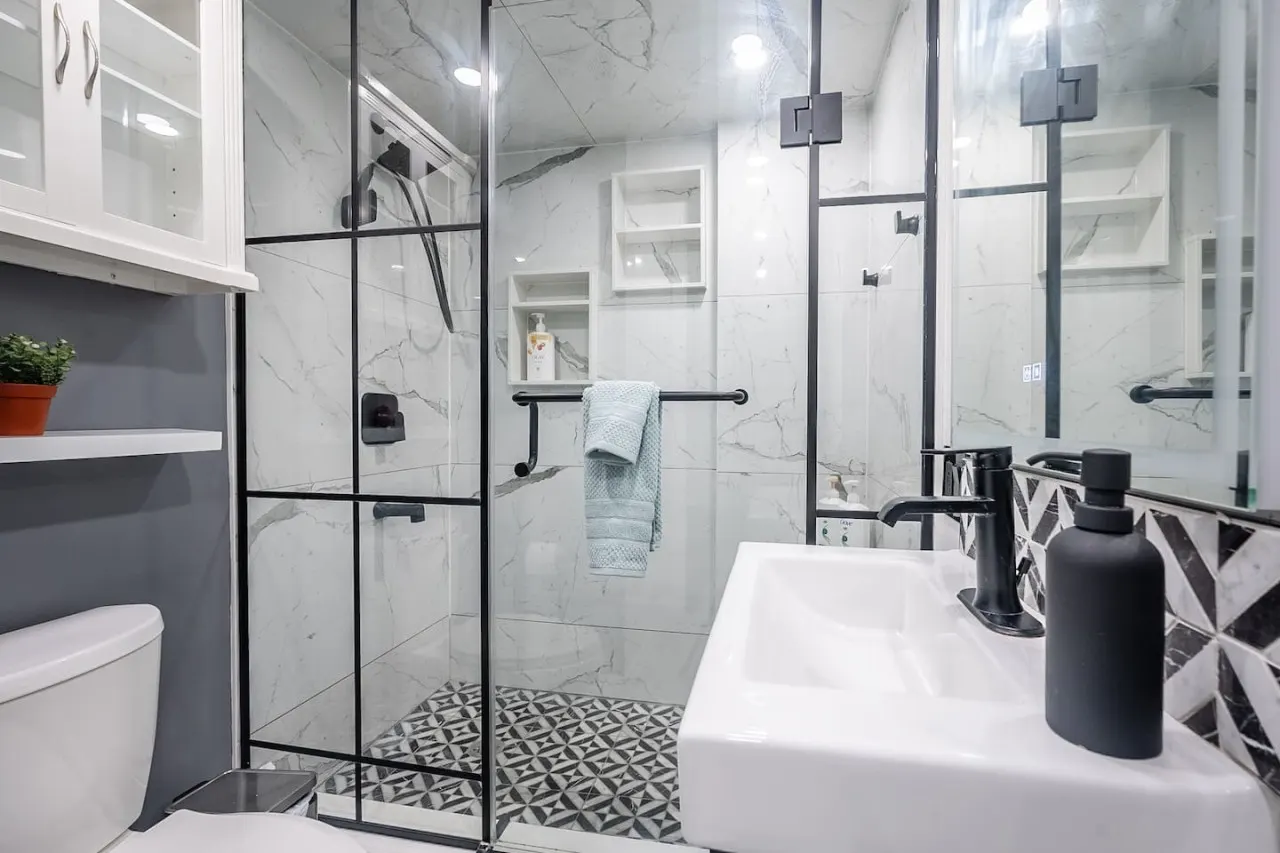 Well-Designed 2BR/2BA Near Waterfront Parking 20