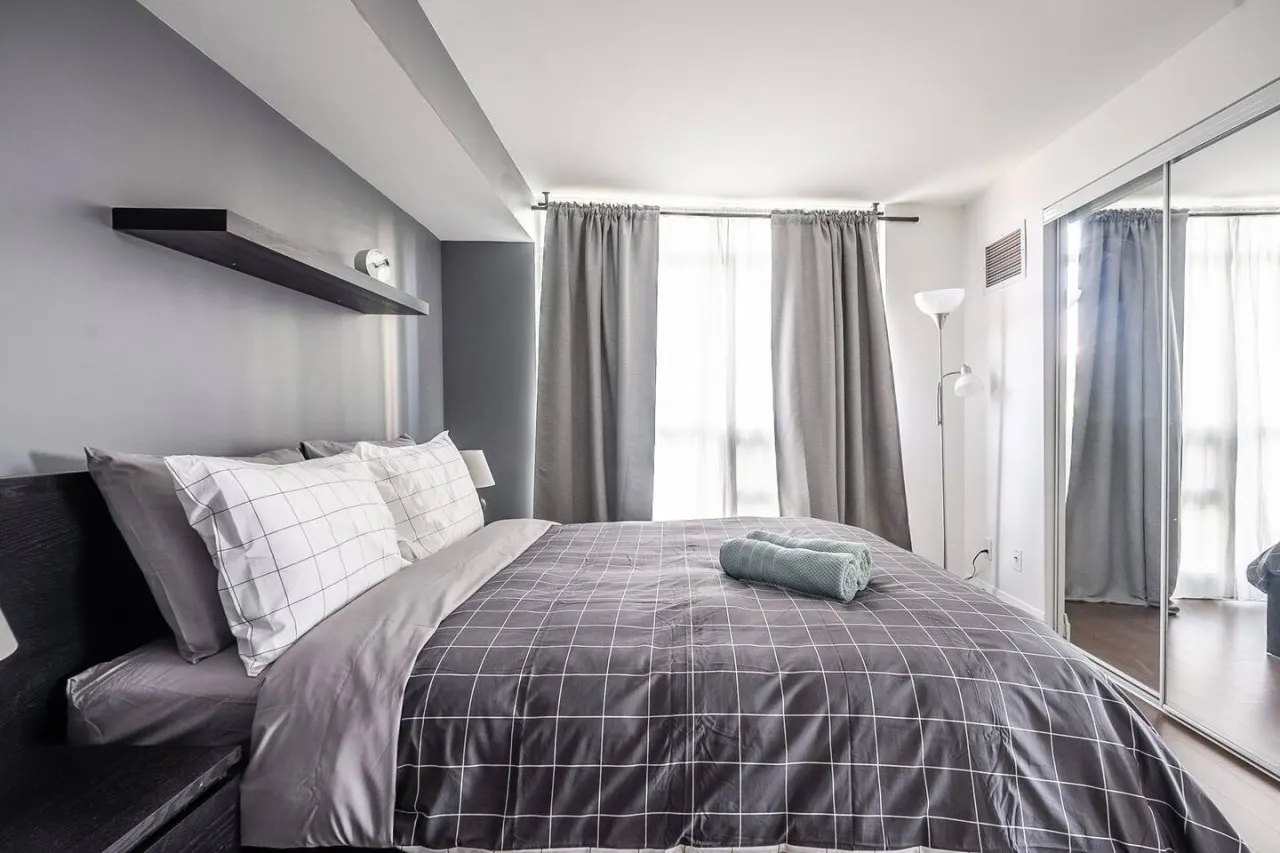 Well-Designed 2BR/2BA Near Waterfront Parking 3