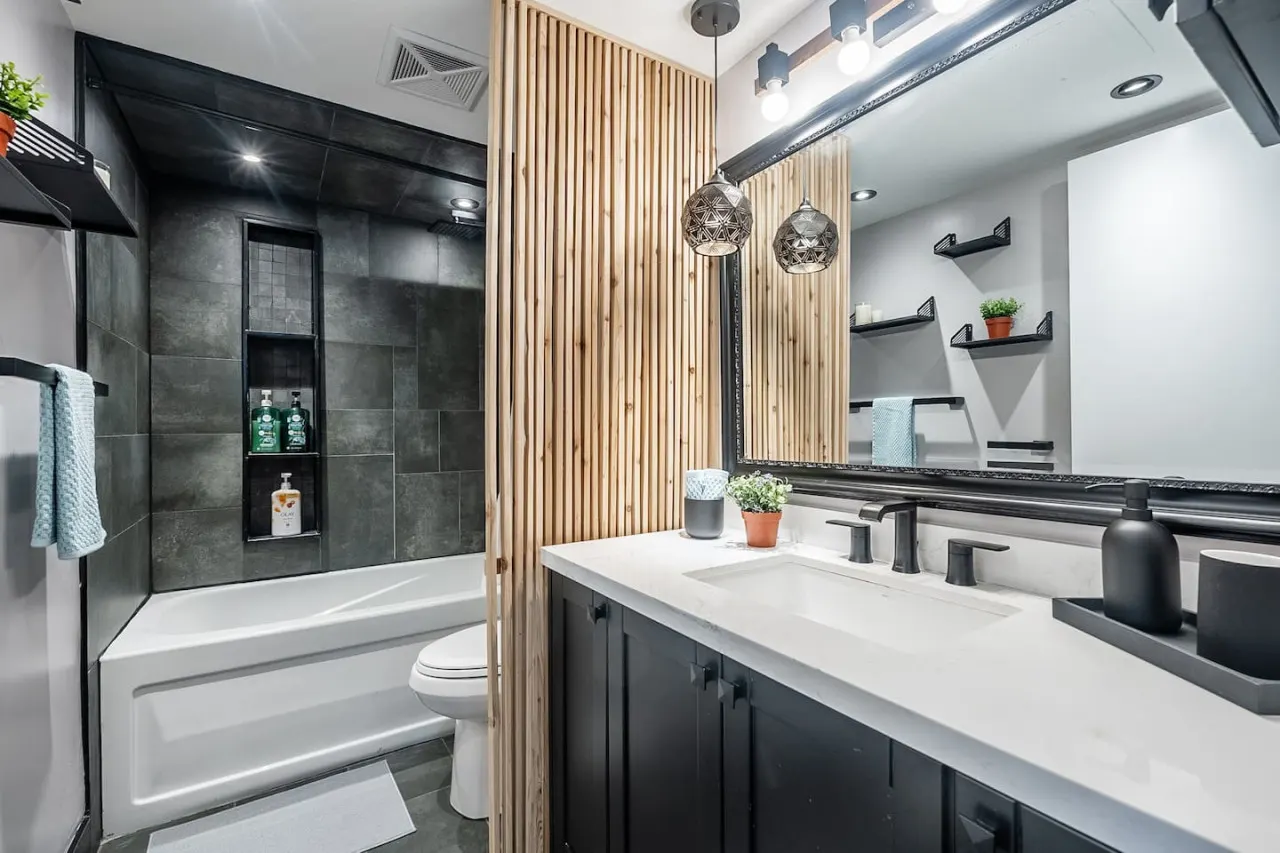 Well-Designed 2BR/2BA Near Waterfront Parking 4