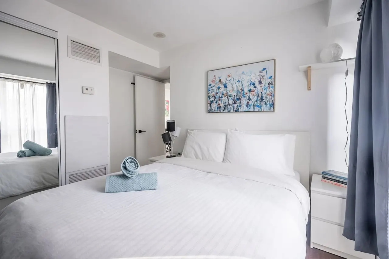 Well-Designed 2BR/2BA Near Waterfront Parking 5