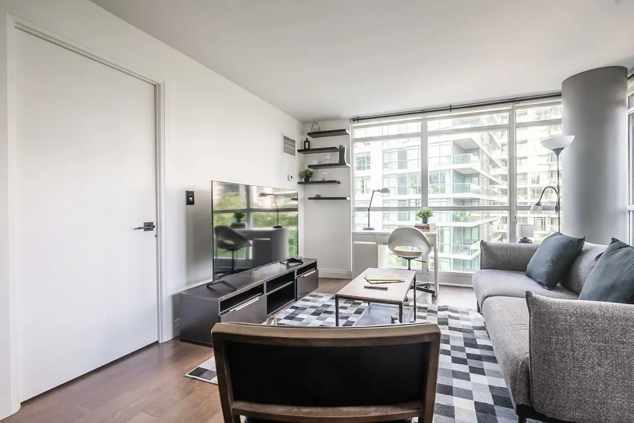 Well-Designed 2BR/2BA Near Waterfront Parking 6