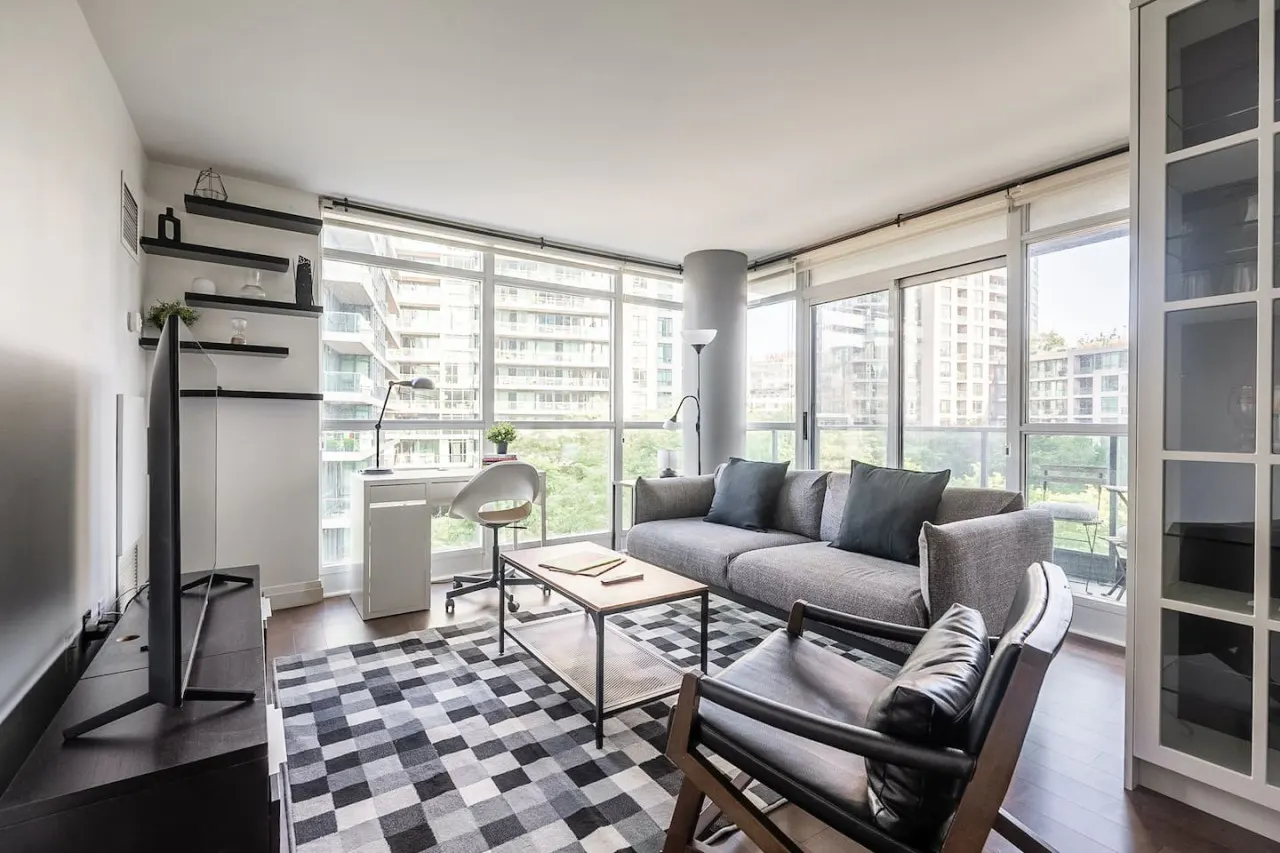 Well-Designed 2BR/2BA Near Waterfront Parking 7