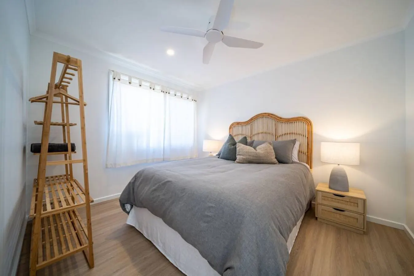 Casa Del Sol: Spacious Beach House with Backyard 17