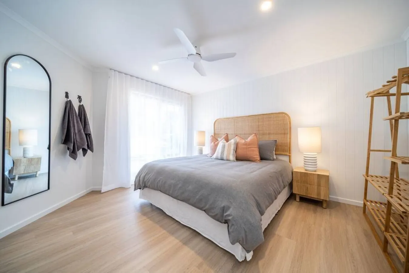 Casa Del Sol: Spacious Beach House with Backyard — photo 4
