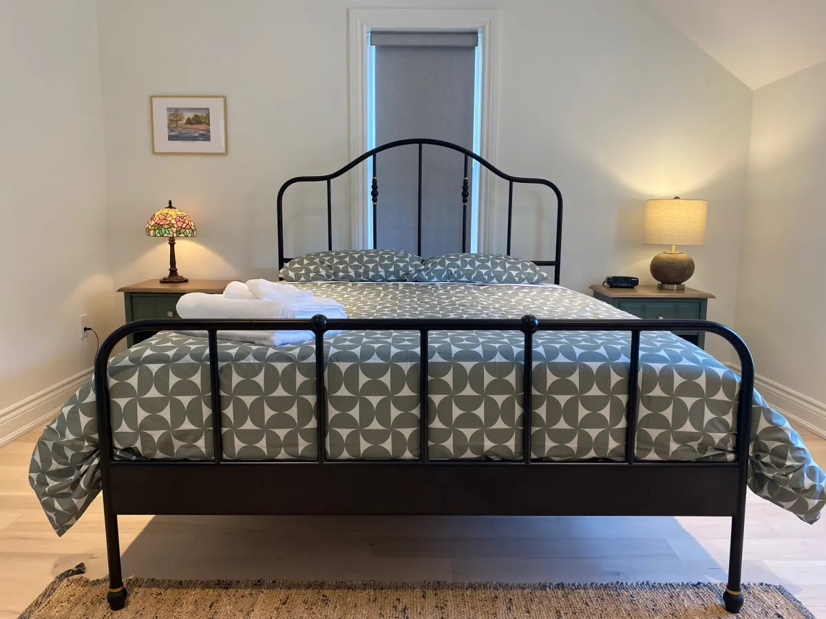 Downtown Picton, 3 bedroom - Two Beach Passes! 12