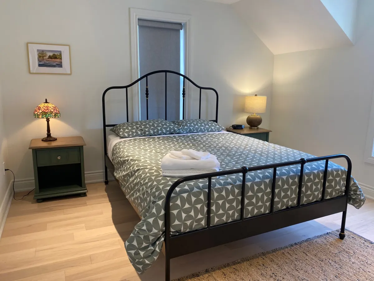 Downtown Picton, 3 bedroom - Two Beach Passes! 13