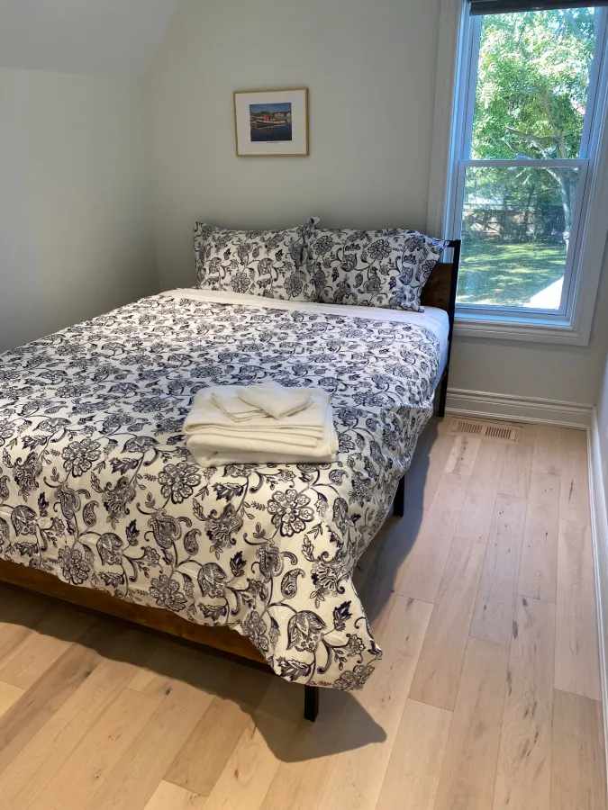 Downtown Picton, 3 bedroom - Two Beach Passes! 17