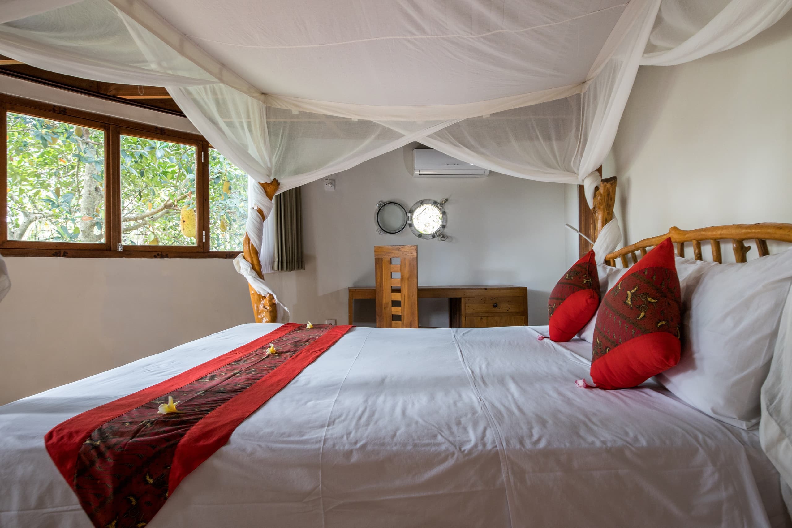 5BR NAUTILUS TREEHOUSE private quiet amid nature 25