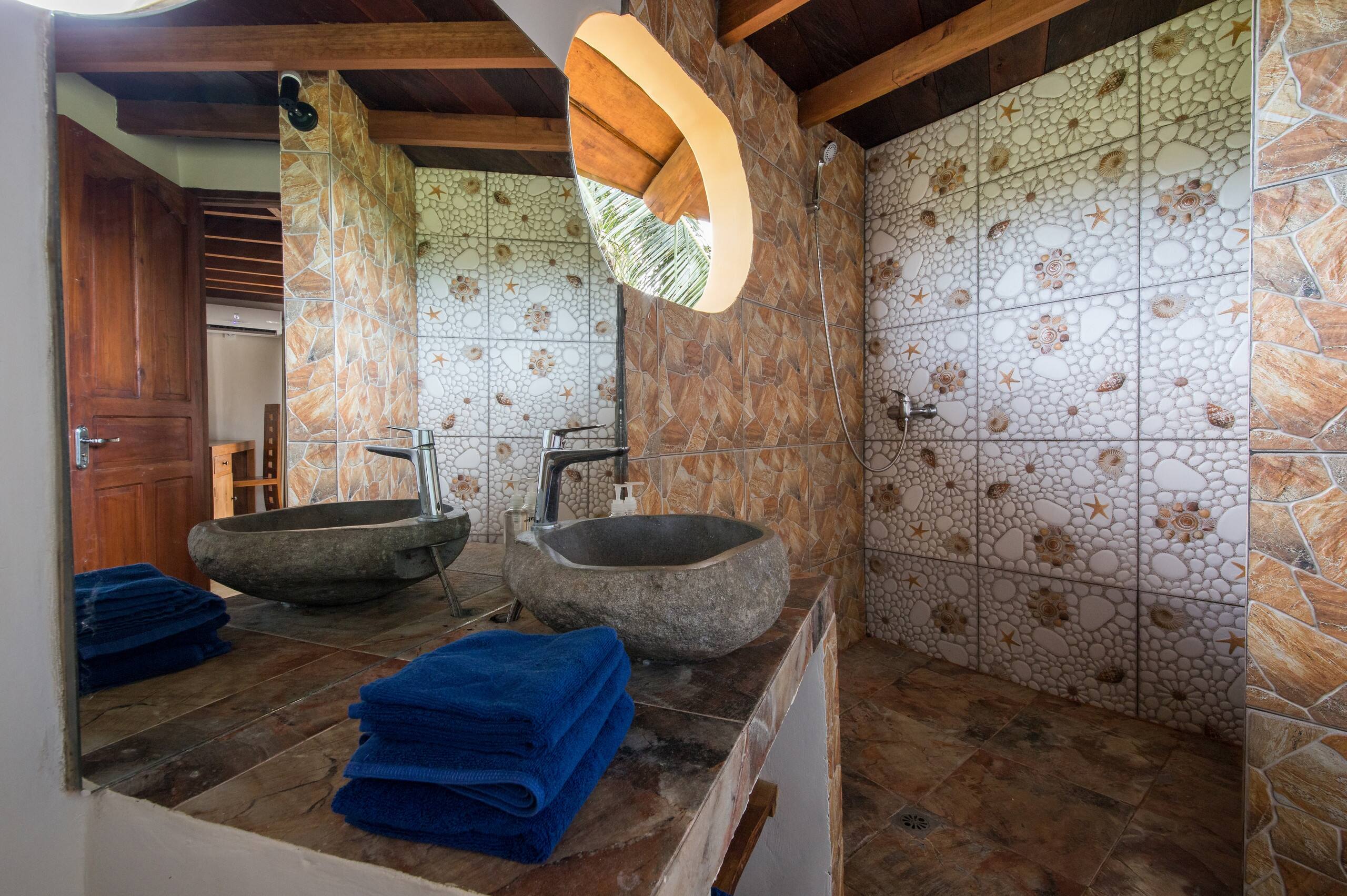 5BR NAUTILUS TREEHOUSE private quiet amid nature 14