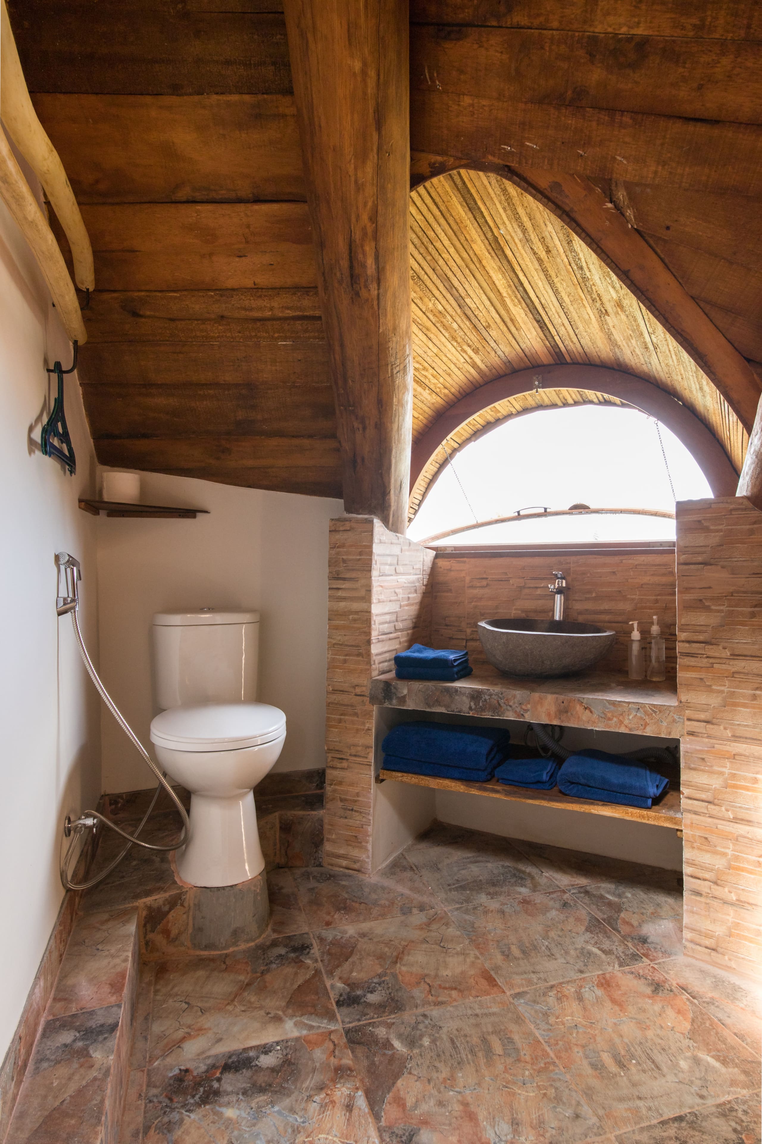 5BR NAUTILUS TREEHOUSE private quiet amid nature 35