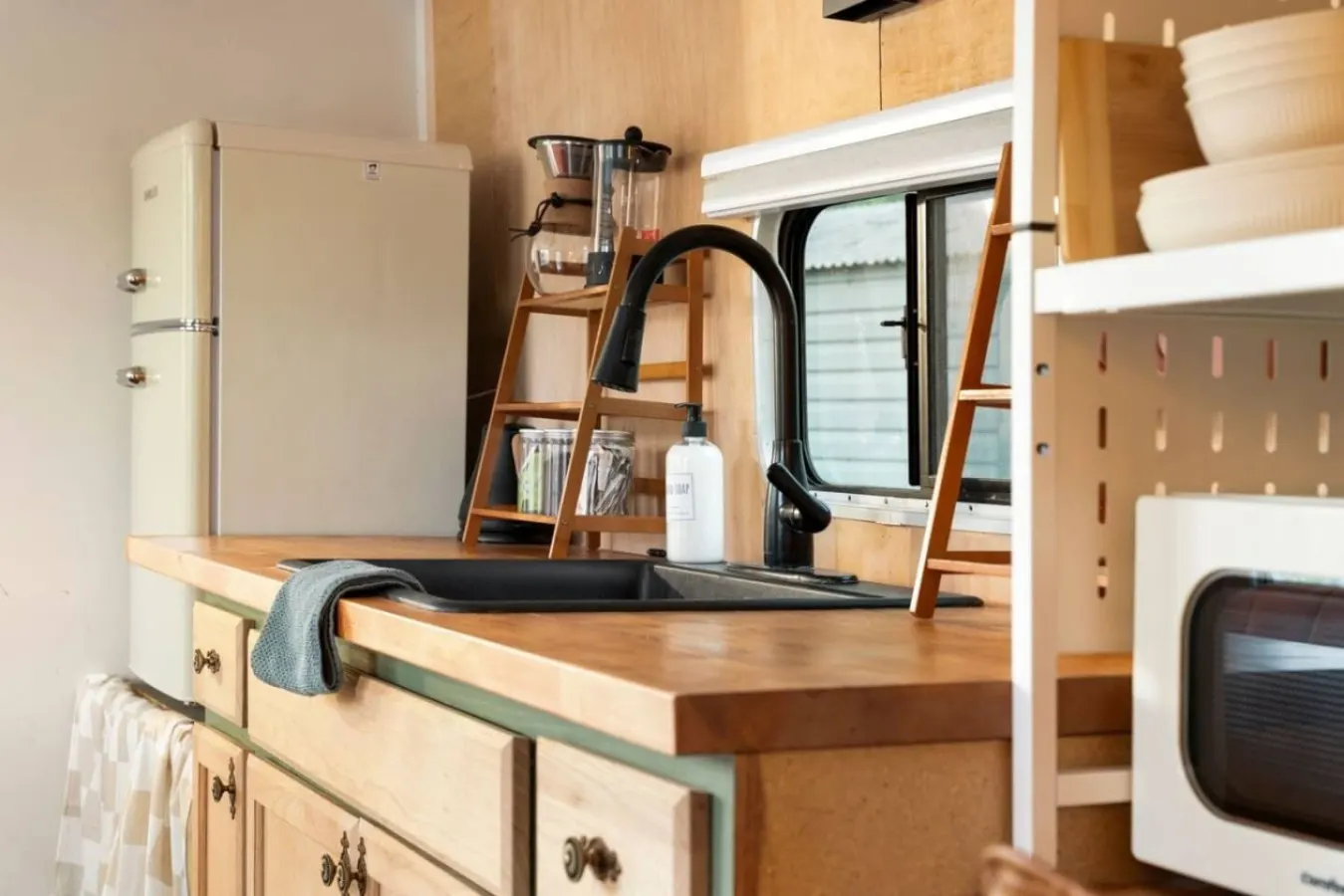 Tesla Camp Riverside, Hot Tub & Mountain Views 12