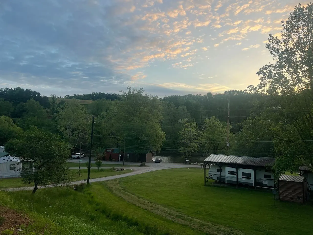 Tesla Camp Riverside, Hot Tub & Mountain Views 8